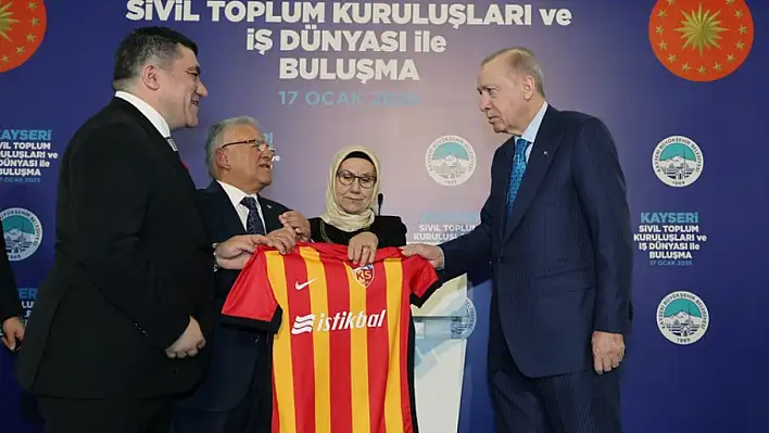 Cumhurbaşkanı Erdoğan'a Kayserispor forması hediye edildi