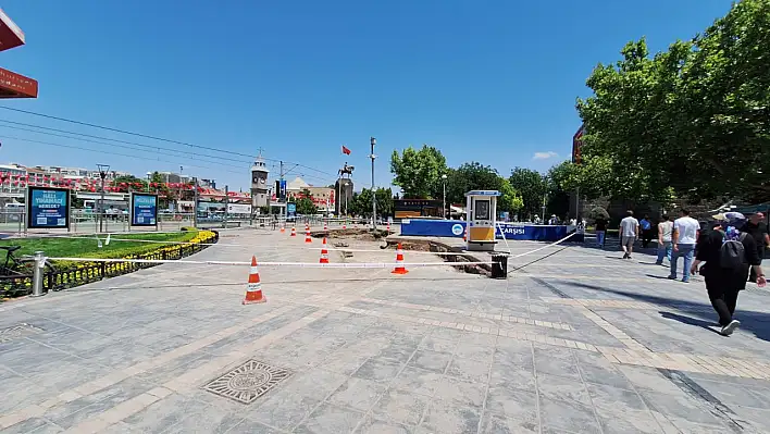 Cumhuriyet Meydanı bariyerle kaplandı: Yeraltı Çarşısı'nda hareketlilik başladı!
