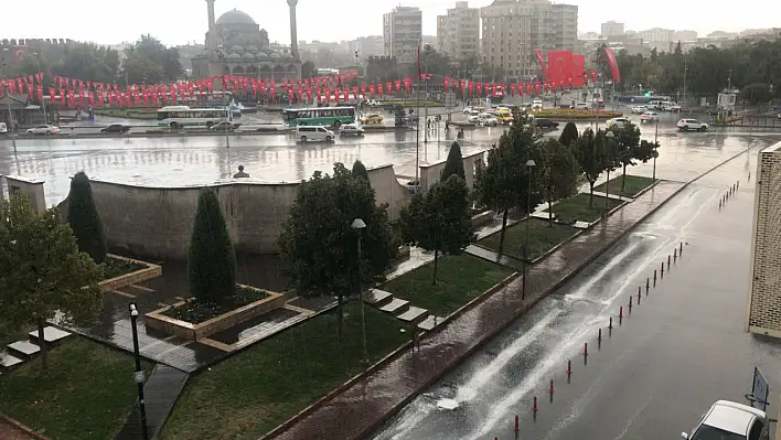 Cumhuriyet Meydanı Bir Anda Boş Kaldı!