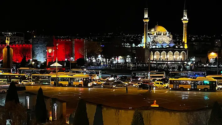 Cumhuriyet Meydanı karanlığa büründü: Tasarruf tedbirleri mi?