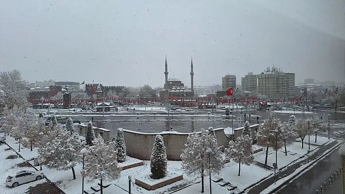 Cumhuriyet Meydanı karlı havada yine sorun yarattı