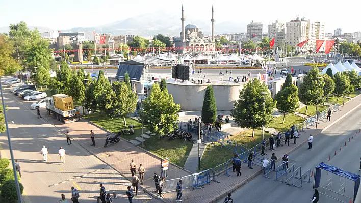 Cumhuriyet Meydanı'nda 15 Temmuz hazırlıkları sürüyor