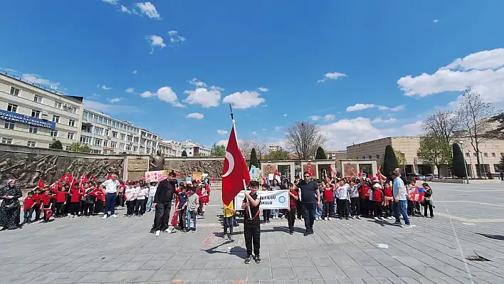 Cumhuriyet Meydanı'nda adeta geçit töreni: Minikler Kayseri'yi inletti!