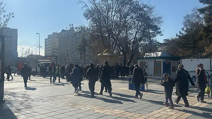 Cumhuriyet Meydanı'nda bu çeşmeye akın ettiler!