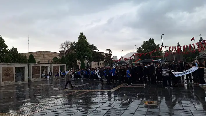 Cumhuriyet Meydanı'nda coşkulu başlangıç