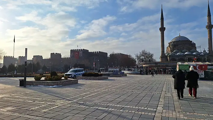 Cumhuriyet Meydanı'nda donmuş halde bulundu!