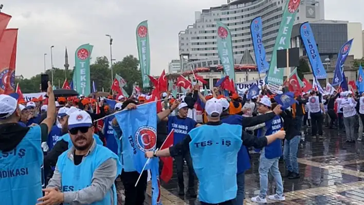 Cumhuriyet Meydanı'nda erik dalı açıp oynadılar!