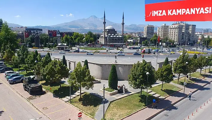 Cumhuriyet Meydanı'nda imza topluyorlar!