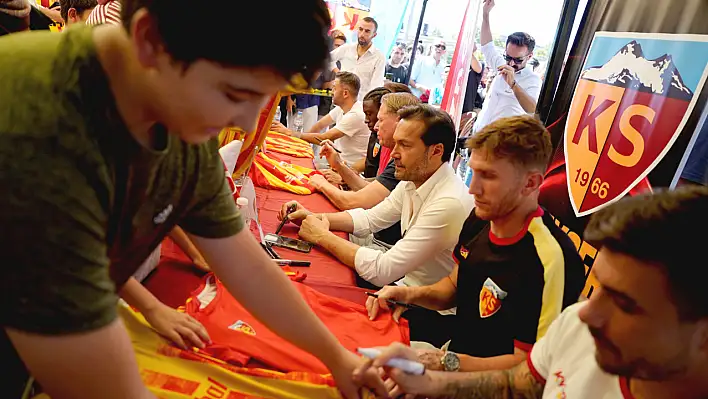 Cumhuriyet Meydanı'nda Kayserispor coşkusu: En çok ilgiyi hangi isim gördü?