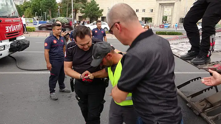 Cumhuriyet Meydanı'nda kendini yakmaya çalışan şahıs bakın nasıl ikna oldu?