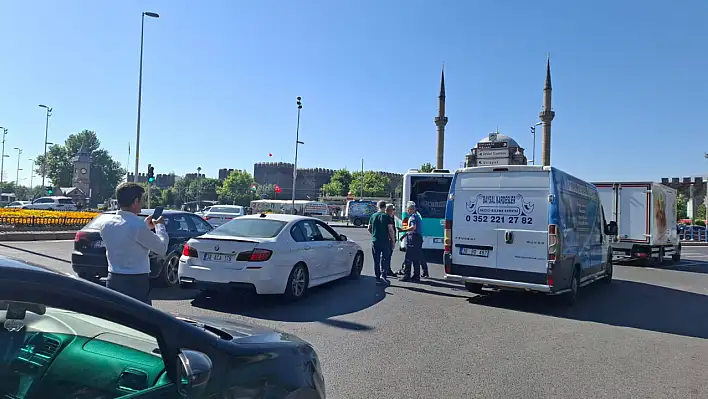 Cumhuriyet Meydanı'nda korkutan kaza! Trafik felç oldu, polis harekete geçti