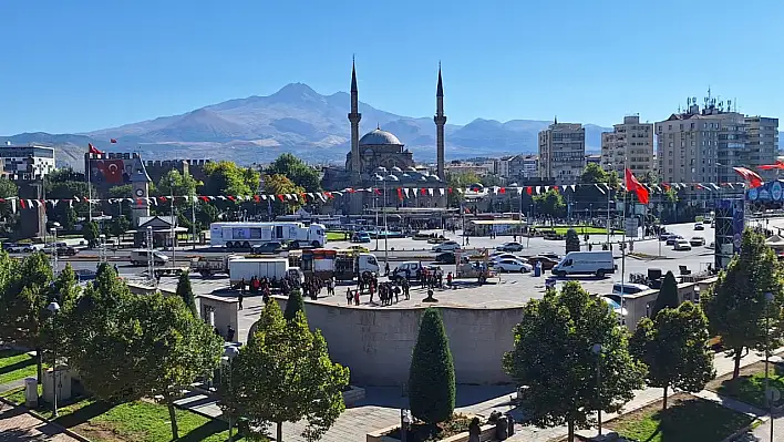 Cumhuriyet Meydanı'nda öyle bir yattı ki herkes ölü sandı!