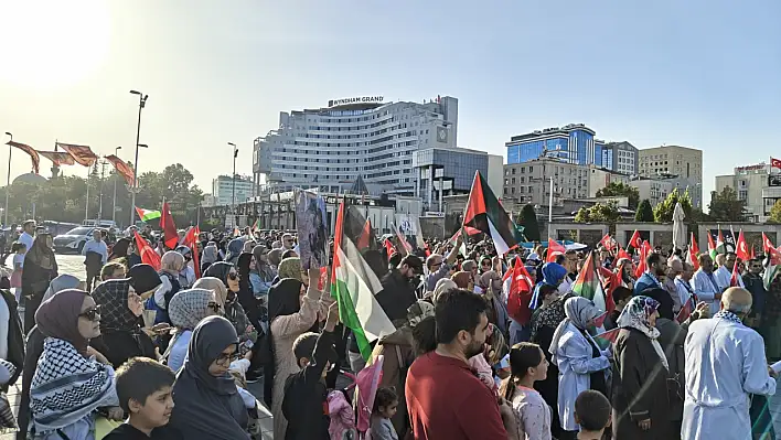 Cumhuriyet Meydanı'nda sağlıkçılar önlükleriyle yürüdü
