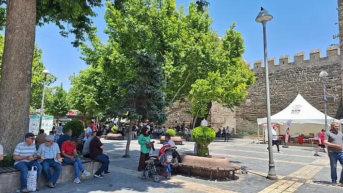 Cumhuriyet Meydanı'nda sıcak havaya meydan okudular