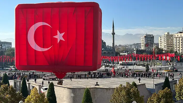 Cumhuriyet Meydanı'nda Türk Bayraklı devasa balon!