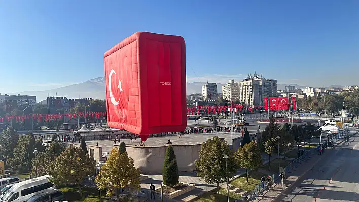 Cumhuriyet Meydanı'nda Türk Bayraklı devasa balon!