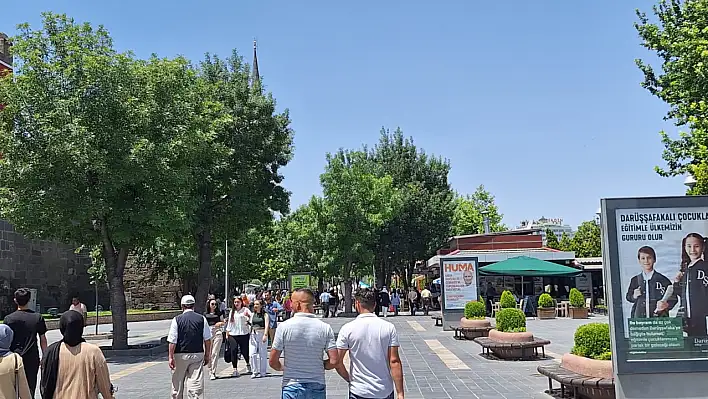 Cumhuriyet Meydanı'ndaki Emekliler Göç Etti – Yeni Buluşma Noktası Bakın Neresi Oldu?