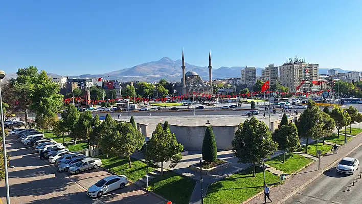 Cumhuriyet Meydanı'ndaki havuzlar tartışma konusu oldu