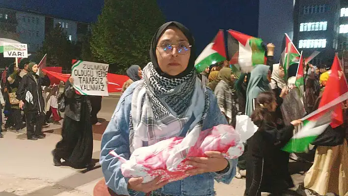 Cumhuriyet Üniversitesi öğrencileri İsrail'i protesto etti