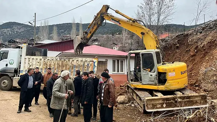 Dağ köyüne ilk kez yol çalışması yapıldı: Köylüler dua etti