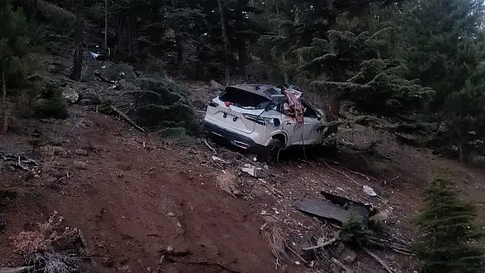 Dağ yolunda otomobil uçuruma yuvarlandı: 2 kişi hayatını kaybetti