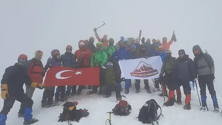 Dağcılardan Erciyes'e anlamlı tırmanış