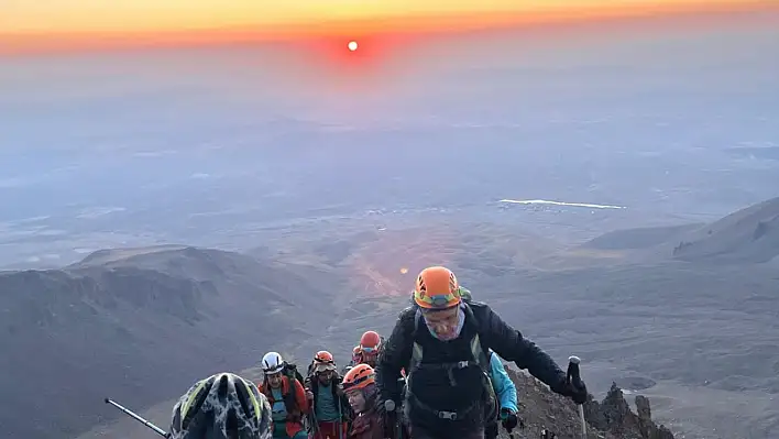 Dağların zirveleri Ağustos'ta kırmızı beyaz oldu!