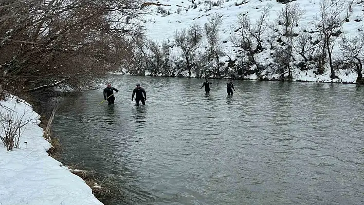 Dalgıçlar kayıp öğretmeni arama çalışmalarını sürdürüyor