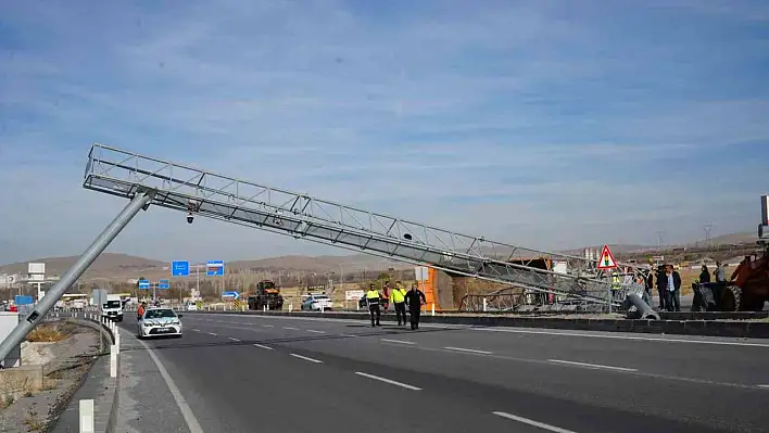 Niğde'de damperi açılan kamyon EDS direğine çarpıp devrildi!