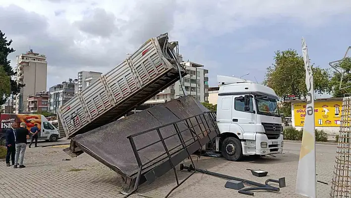 Adana'da damperi açılan tır üst geçide çarptı!