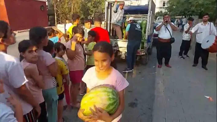 Davul zurna eşliğinde 7 ton karpuz dağıttılar!