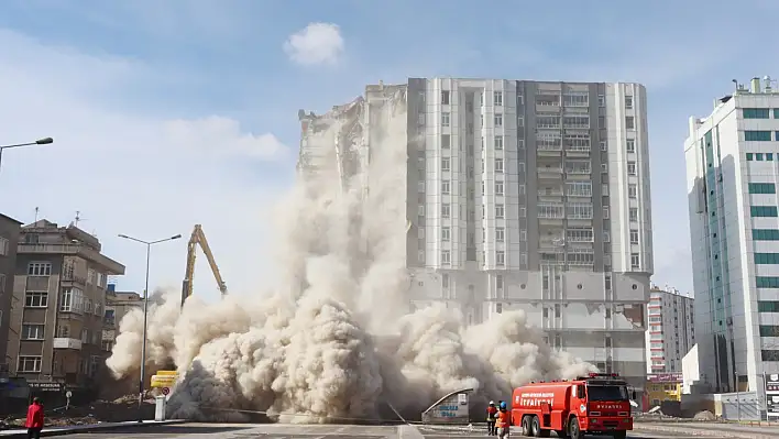 Depremde hasar gören 12 katlı bina hakkında yeni gelişme! Mülk sahipleri ne durumda?