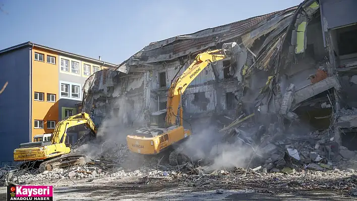 Depremde hasar gören okulun bir bloğu yıkılıyor