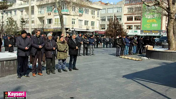 Depremde hayatını kaybedenler için gıyabi cenaze namazı kılındı