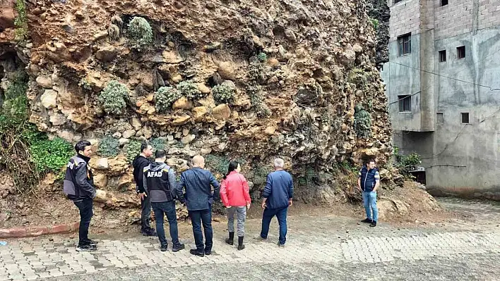 Depremler sonrası Saimbeyli'de tehlikeli kayalar temizleniyor