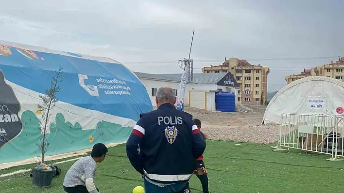 Depremzede Çocuklar polislere sürpriz yaptı