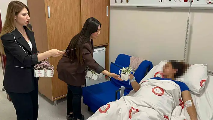 Depremzede kadınlarıa anneler günü sürprizi: Hediye çeki ve çiçekler...