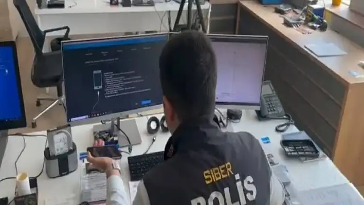 Depremzedenin kart bilgilerini kopyalayan dolandırıcı tutuklandı