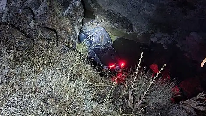 Adana'da kamyonet dereye düştü:Sürücü yaralandı