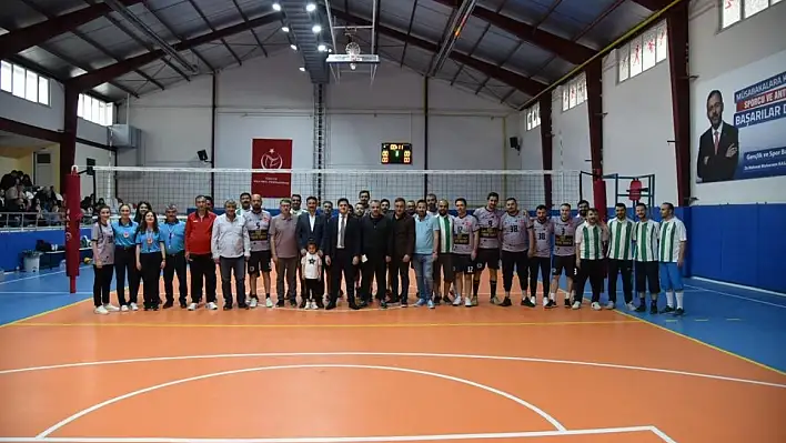 Develi'de voleybol coşkusu... 200'ü aşkın sporsever...