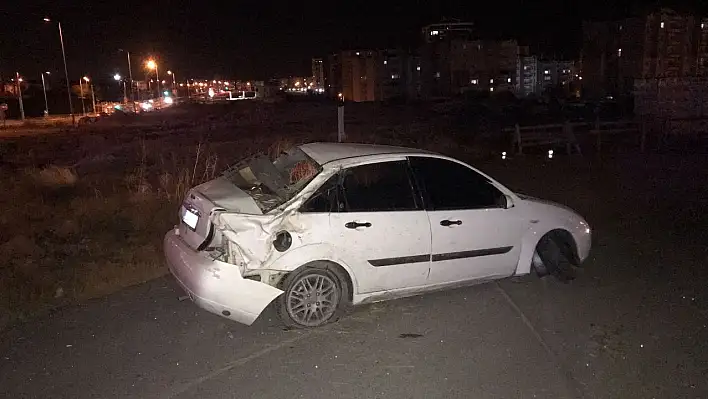 Devrilen otomobildeki 3 kişi yaralandı