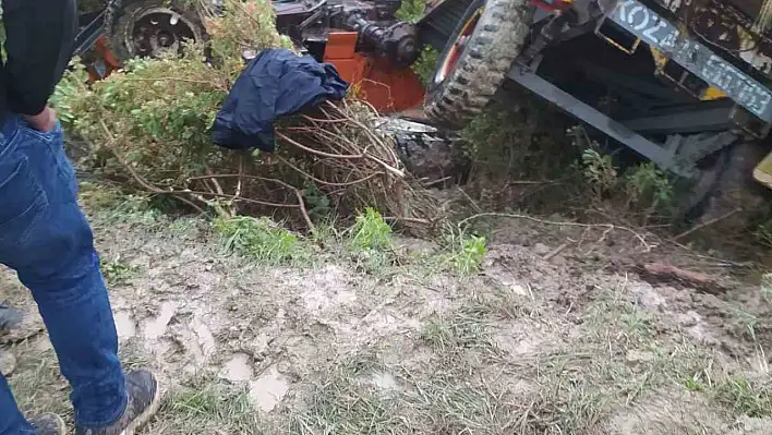 Devrilen traktörün altında kalan sürücü hayatını kaybetti!