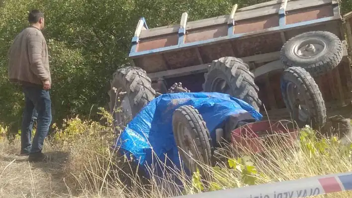 Devrilen traktörün sürücüsü öldü