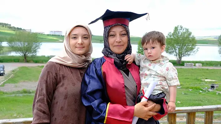 Diplomasını torunuyla birlikte aldı!