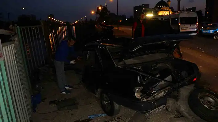 Adana'da otomobil ikiye bölündü sürücü hayatını kaybetti