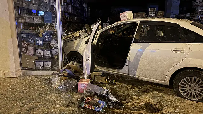 Direksiyon hakimiyetini kaybetti: Züccaciye dükkanına daldı!