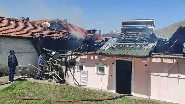 Divriği'de korkutan yangın! Bitişikteki binaya sıçradı