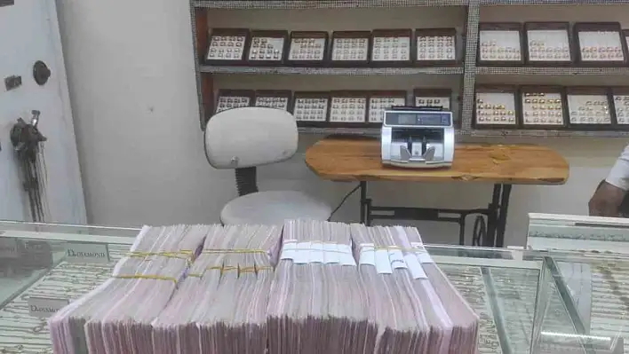 Adana'da dolandırılmasına ramak kalmıştı: Banka personeli sayesinde engellendi!