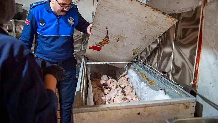 Dönercide kurtlu salça ve turşu!