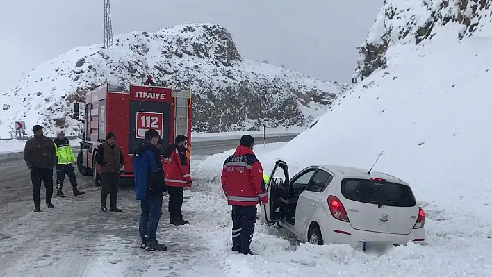 Yolda mahsur kalan aile kurtarıldı